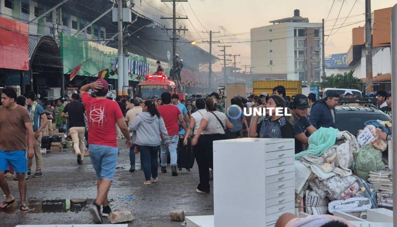 “Todo se está quemando y colapsando”: Comerciantes intentan salvar su mercancía en la feria Barrio Lindo