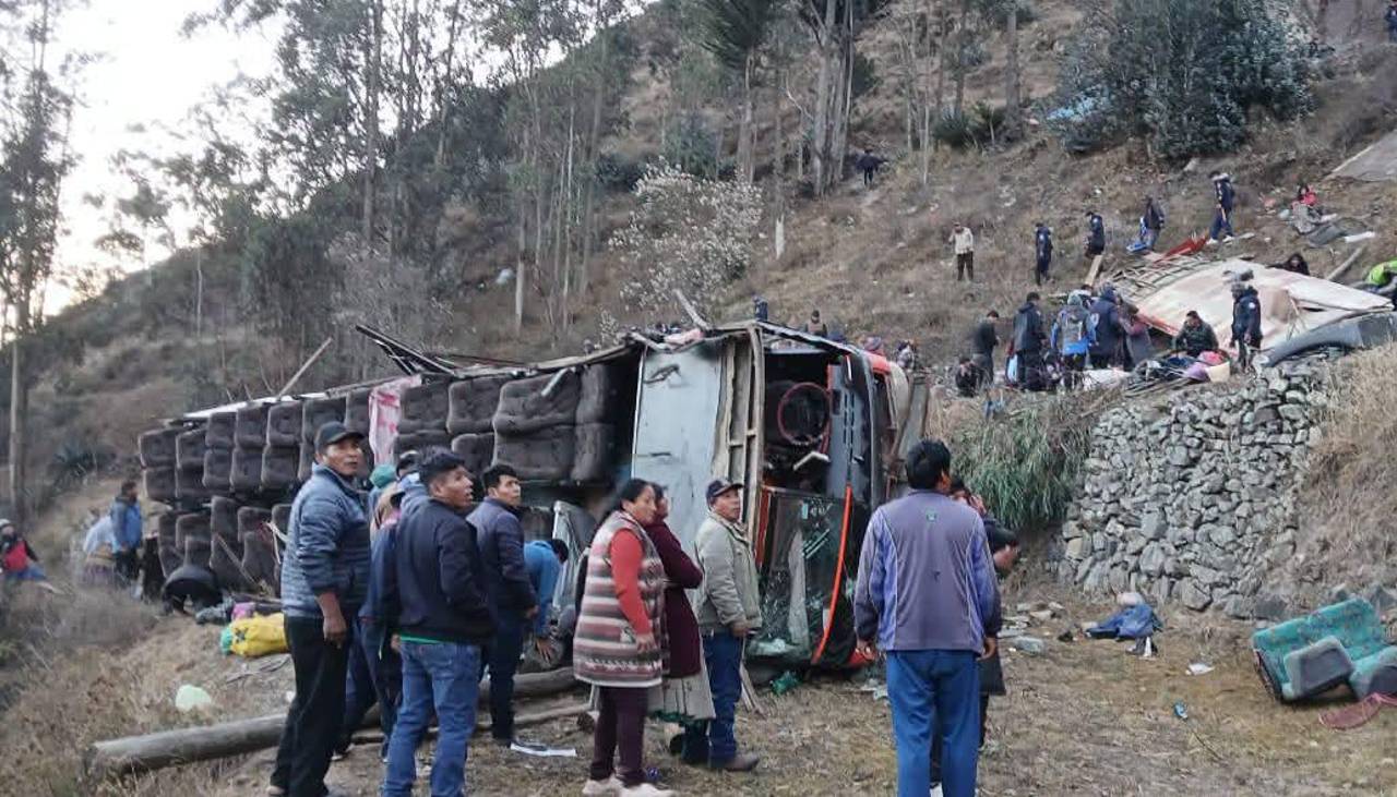 Un bus con varios pasajeros se embarranca en la carretera La Paz - Charazani