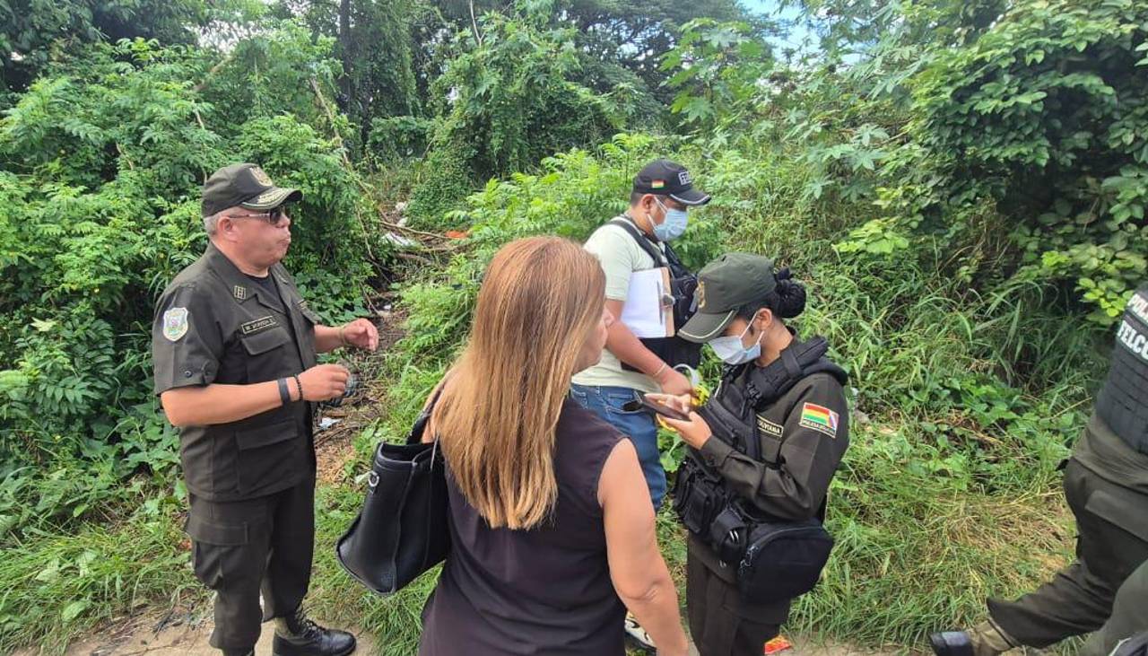 Falsa alarma: Policía y Fiscalía se movilizan por un supuesto cuerpo colgado que resultó ser un muñeco hecho con bolsas