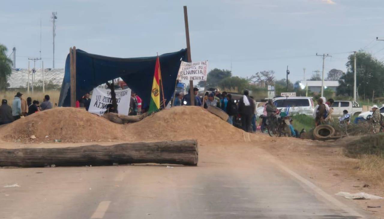 El bloqueo en San Julián persiste y las filas de vehículos crecen en la vía que conecta Santa Cruz con el Beni