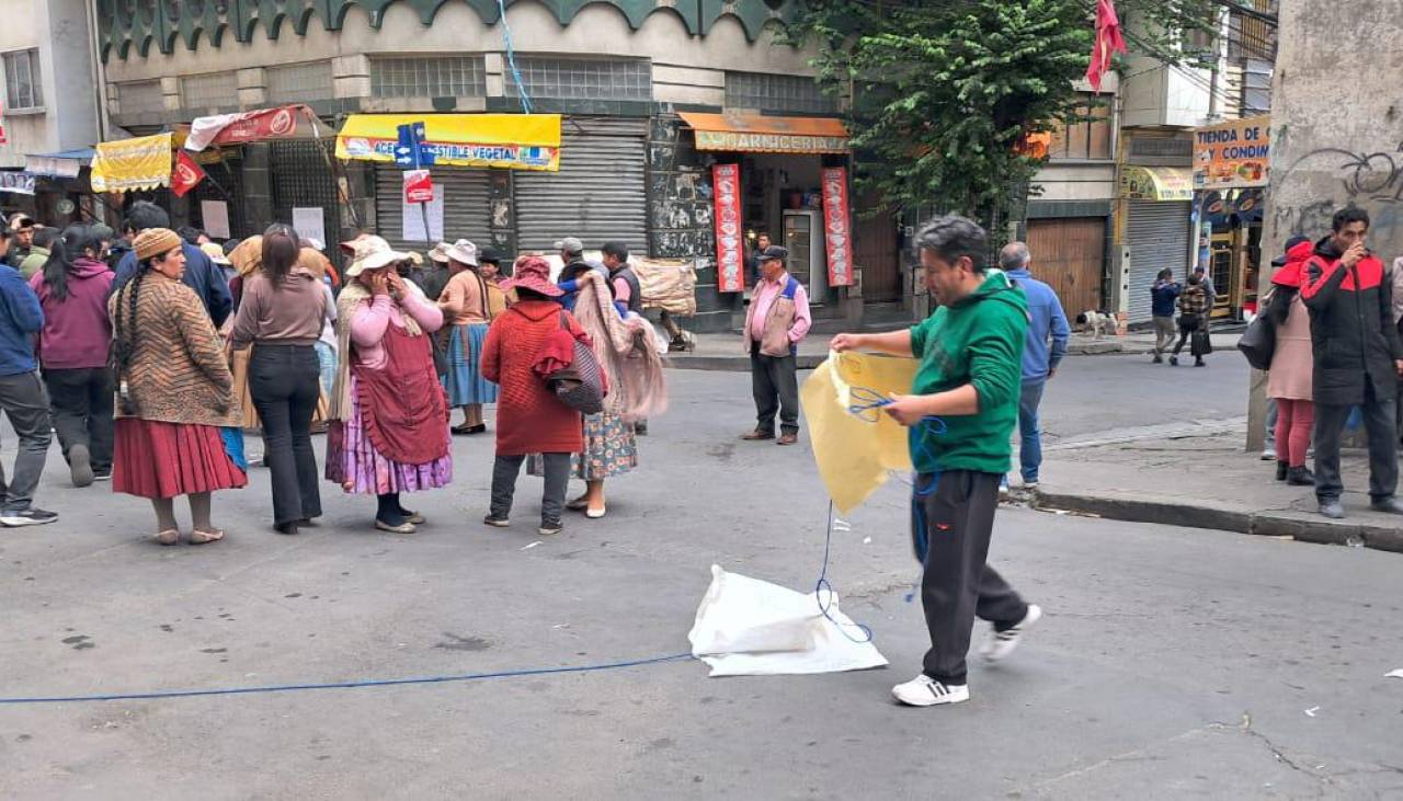 La Paz: Comerciantes de abarrotes de la zona Gran Poder dicen que no atenderán hasta reunirse con Silva