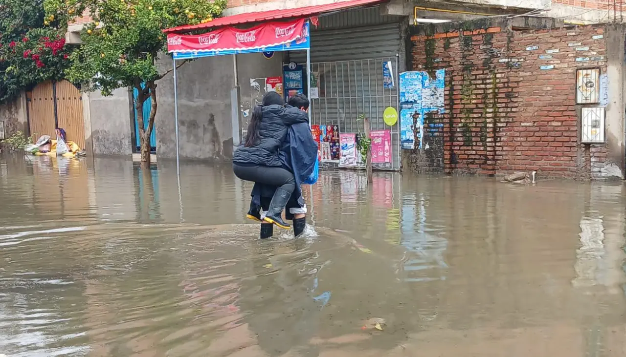 Tras intensas lluvias, barrios al sur de Quillacollo quedaron inundados y vecinos piden ayuda