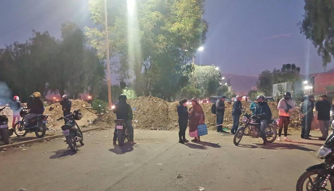 Seis días de bloqueo en Colcapirhua, la ruta al occidente sigue cerrada por conflicto de la basura en Cochabamba