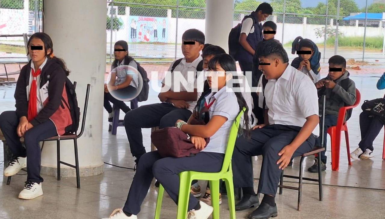 Escolares llevan sillas para pasar clases ante la falta de pupitres en un colegio