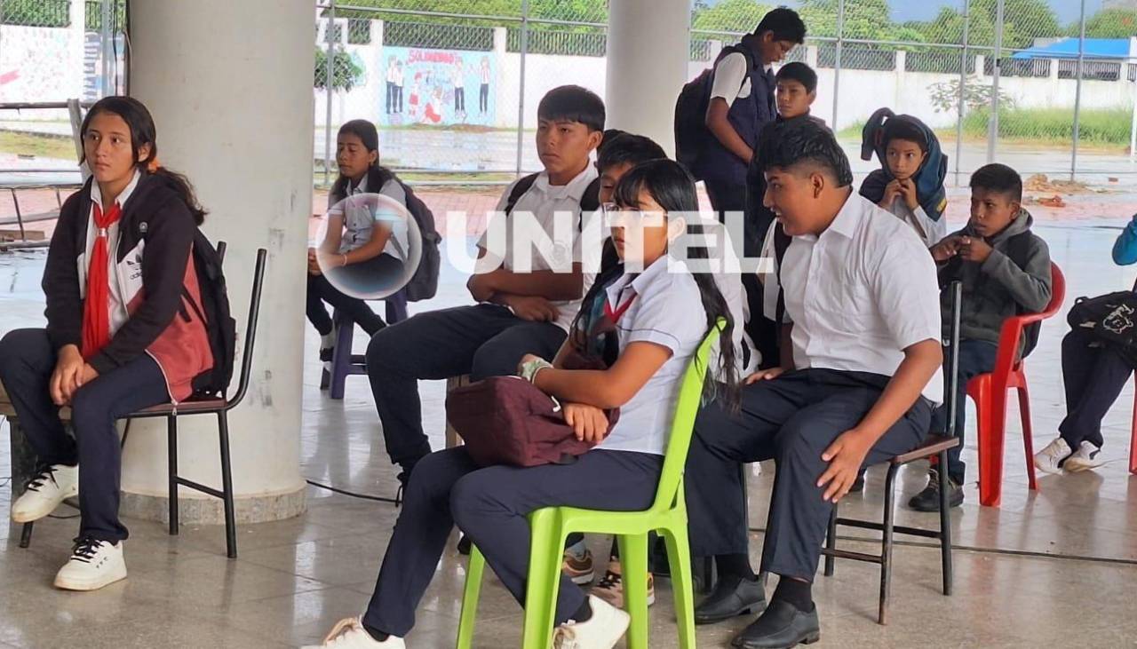 Escolares llevan sillas para pasar clases ante la falta de pupitres en un colegio