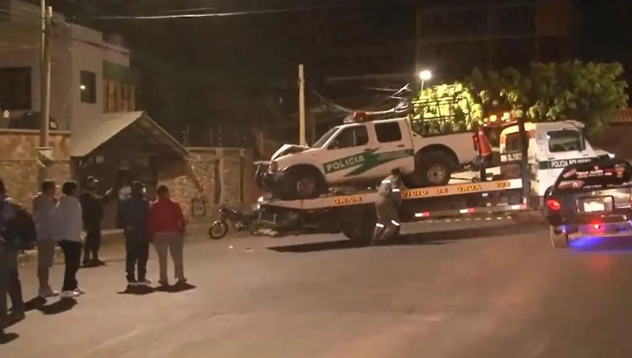 Patrulla policial impacta contra el muro de una vivienda y causa serios daños