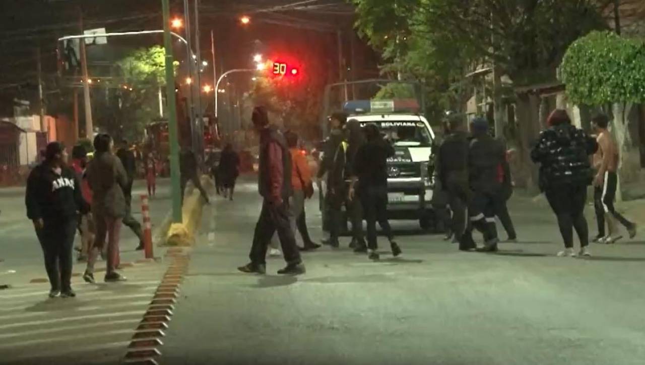 Peleas en plena vía pública en Cochabamba acaban con cinco personas arrestadas