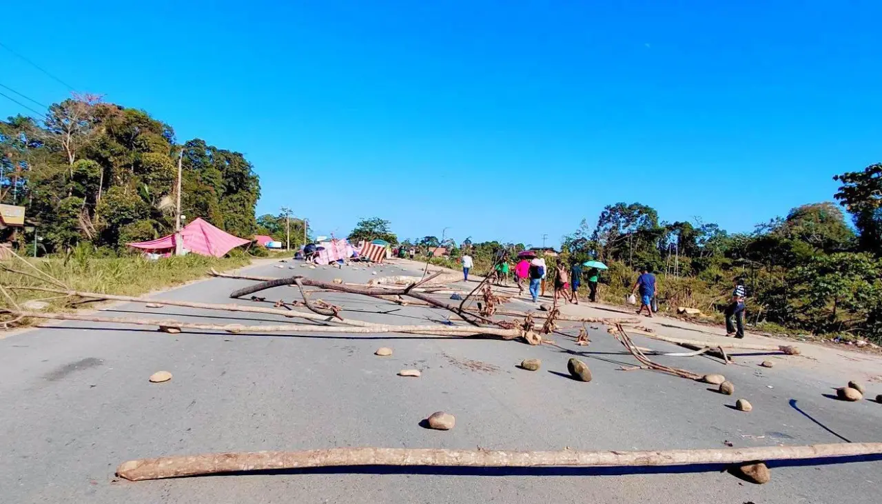 Sin paso en la ruta nueva Cochabamba - Santa Cruz por bloqueos en Chimoré y Yapacaní