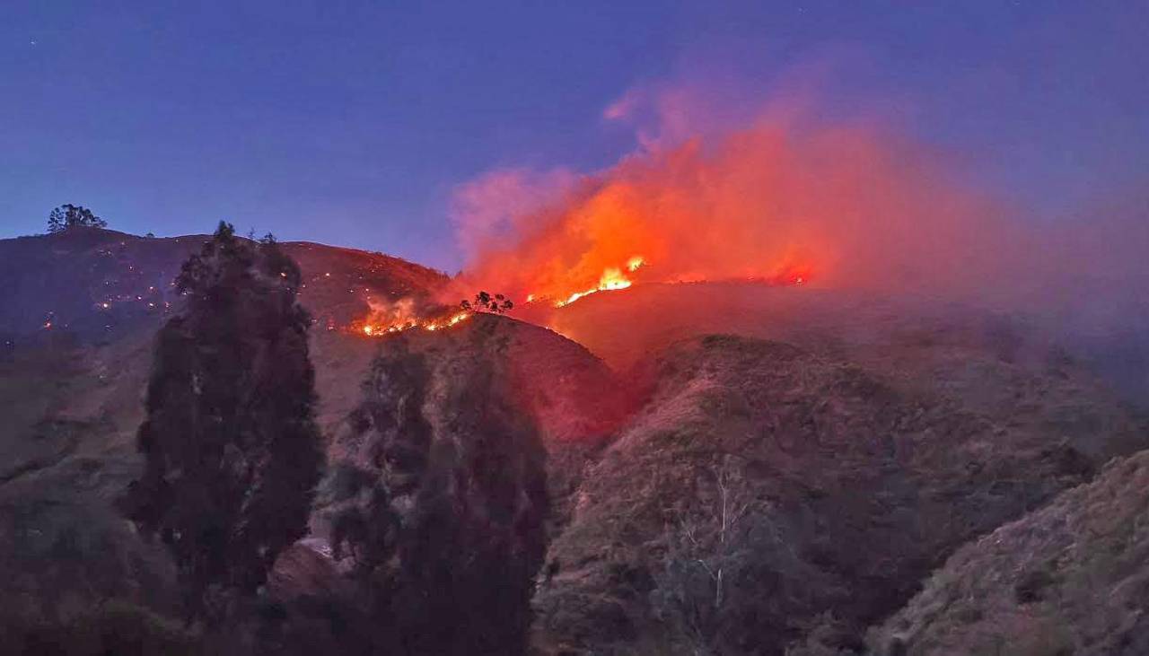 Se reactiva el incendio forestal en Totora: Fuertes vientos y la topografía dificultan los trabajos de sofocación
