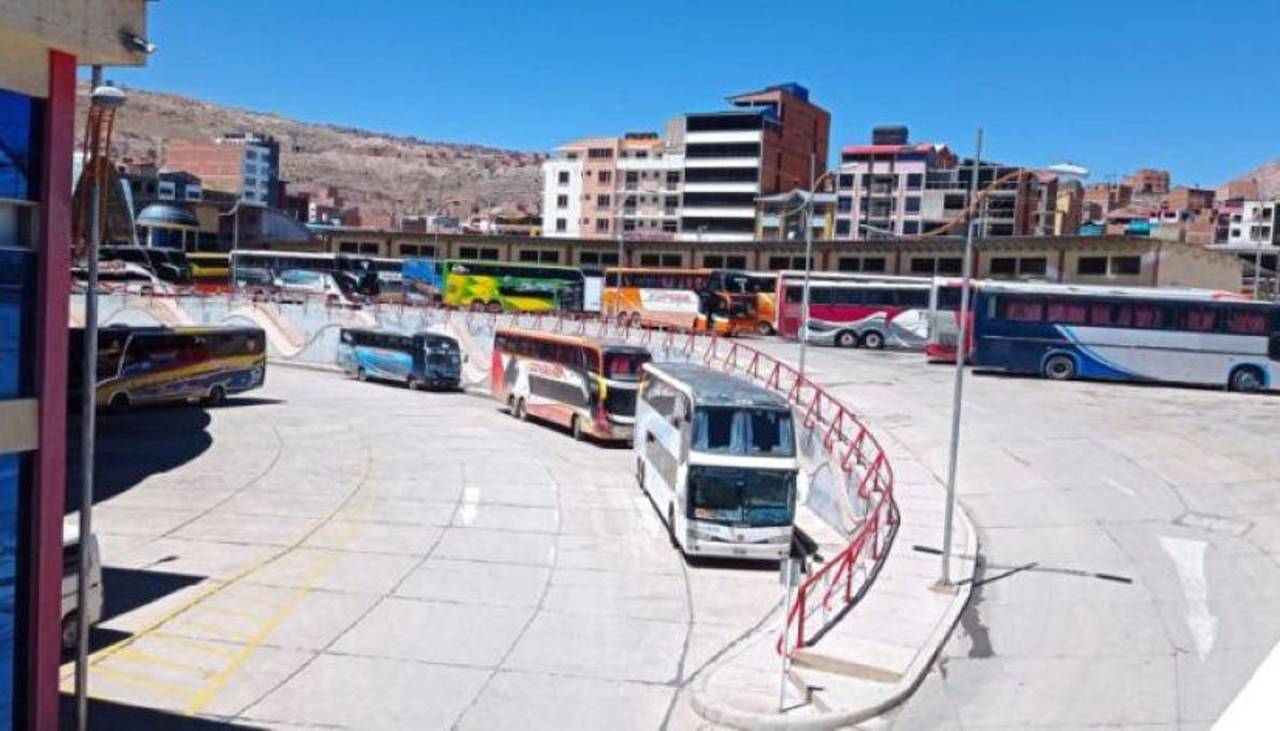 Incertidumbre en Potosí: Micros y minibuses se repliegan; el transporte interdepartamental sube pasajes 