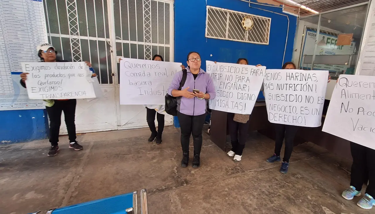 Madres protestan por la reducción de productos lácteos que se entregaban en el subsidio