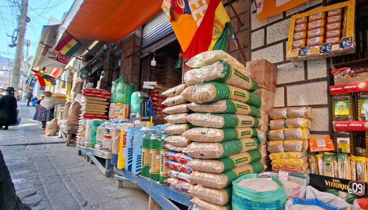 Algunos productos para la elaboración de pan varían de precio por el dólar y el diésel, según comerciantes de La Paz