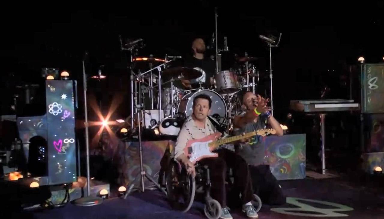 ¡Emotivo! Coldplay invitó a Michael J. Fox, actor de ‘Volver al Futuro’, a tocar algunas canciones en su concierto