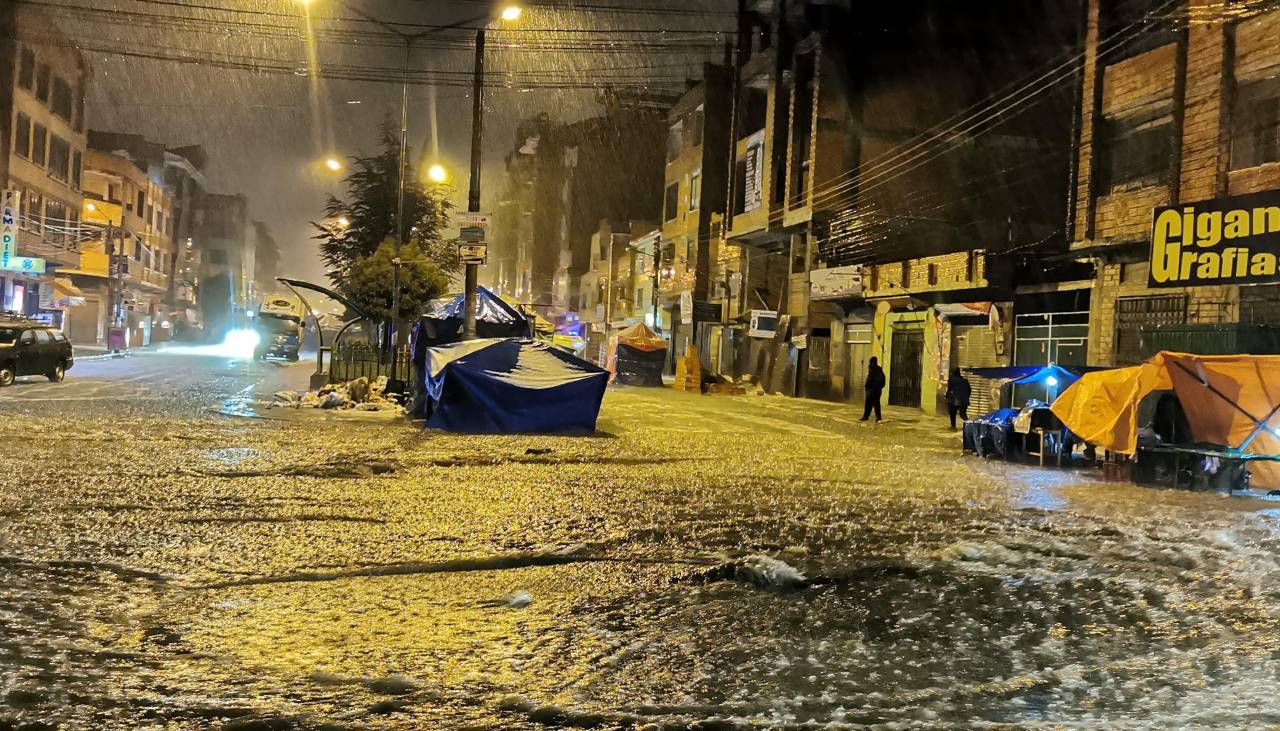 Intensa lluvia y granizada dejaron calles y avenidas inundadas en La Paz y El Alto 