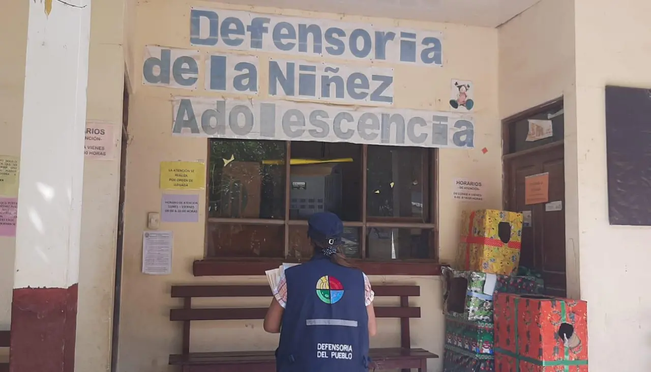 “Arréglatelas como puedas”: Niño es abandonado por sus padres, que vaciaron su casa antes de marcharse