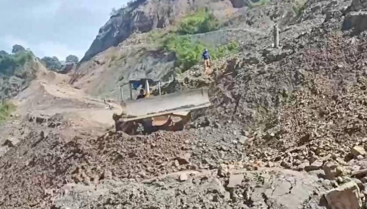 Cochabamba: Un deslizamiento de tierra afecta una vía de acceso a comunidades de Pucamayu