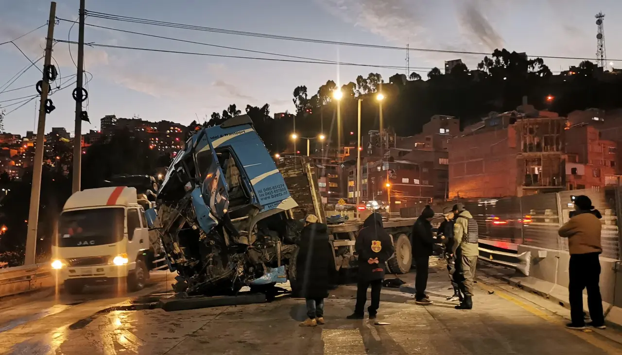 Dos heridos tras el choque de un camión contra el separador de vía de la autopista La Paz - El Alto 