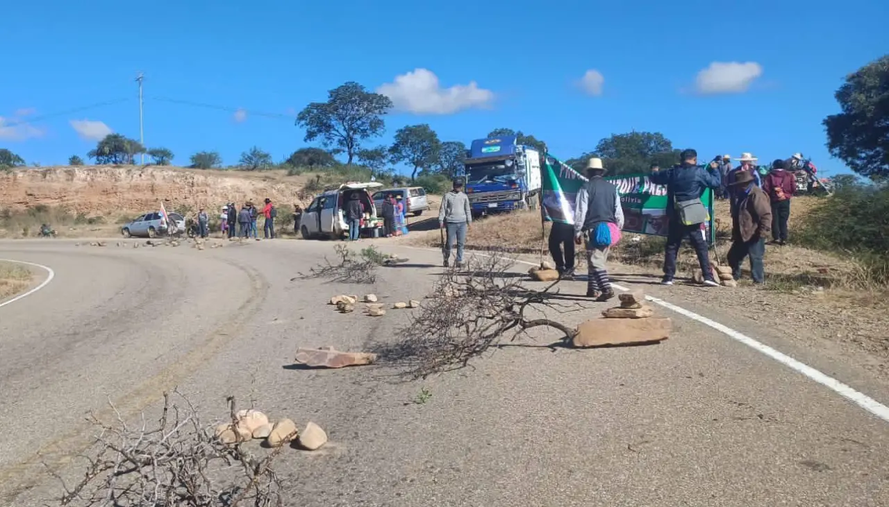 Evistas bloquean la ruta que une Cochabamba con Sucre e insisten con la habilitación de Morales a las elecciones