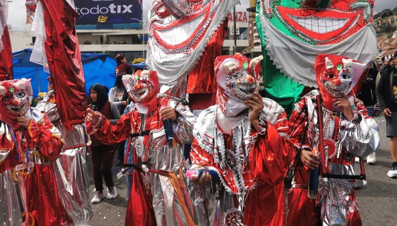 La Farándula de Pepinos llenó de algarabía y espuma el centro de La Paz