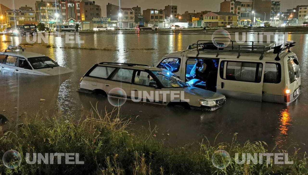 Lluvia en El Alto: Al menos seis vehículos quedaron varados en una avenida que quedó inundada 