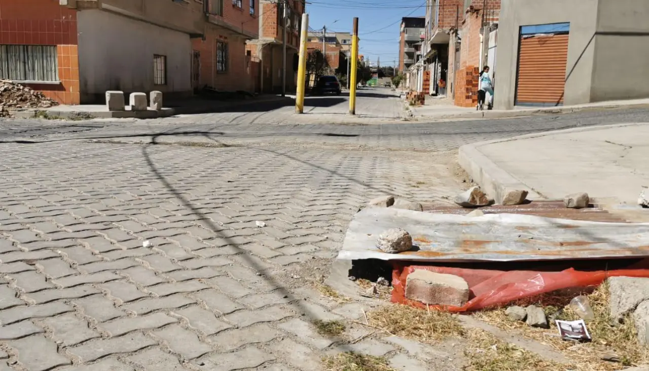 Consternación en El Alto: Vecinos encuentran a una mujer sin vida en plena vía pública 