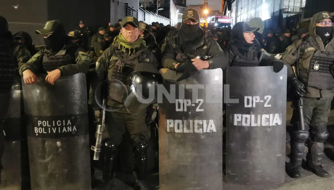Policía y militares inician operativo conjunto para levantar bloqueos en La Paz