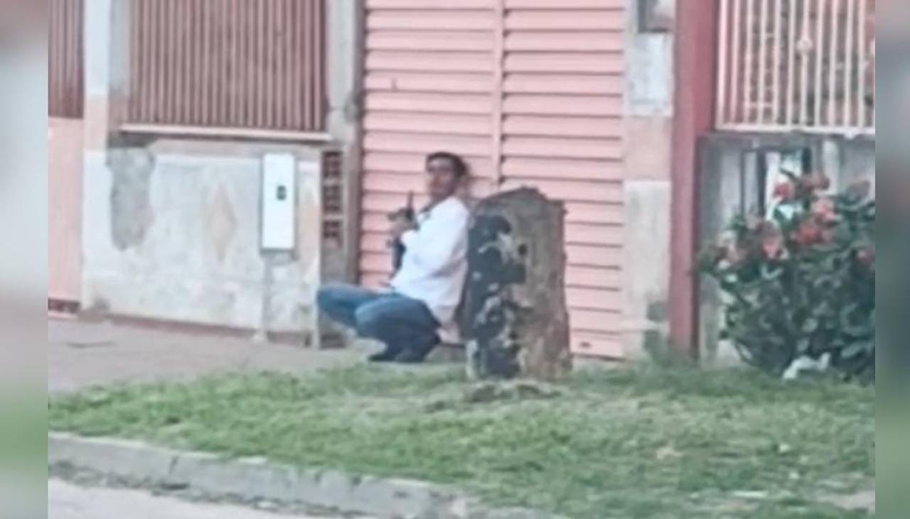 Se atrinchera con un arma y en vía pública, el acusado de disparar a una mujer en la cabeza