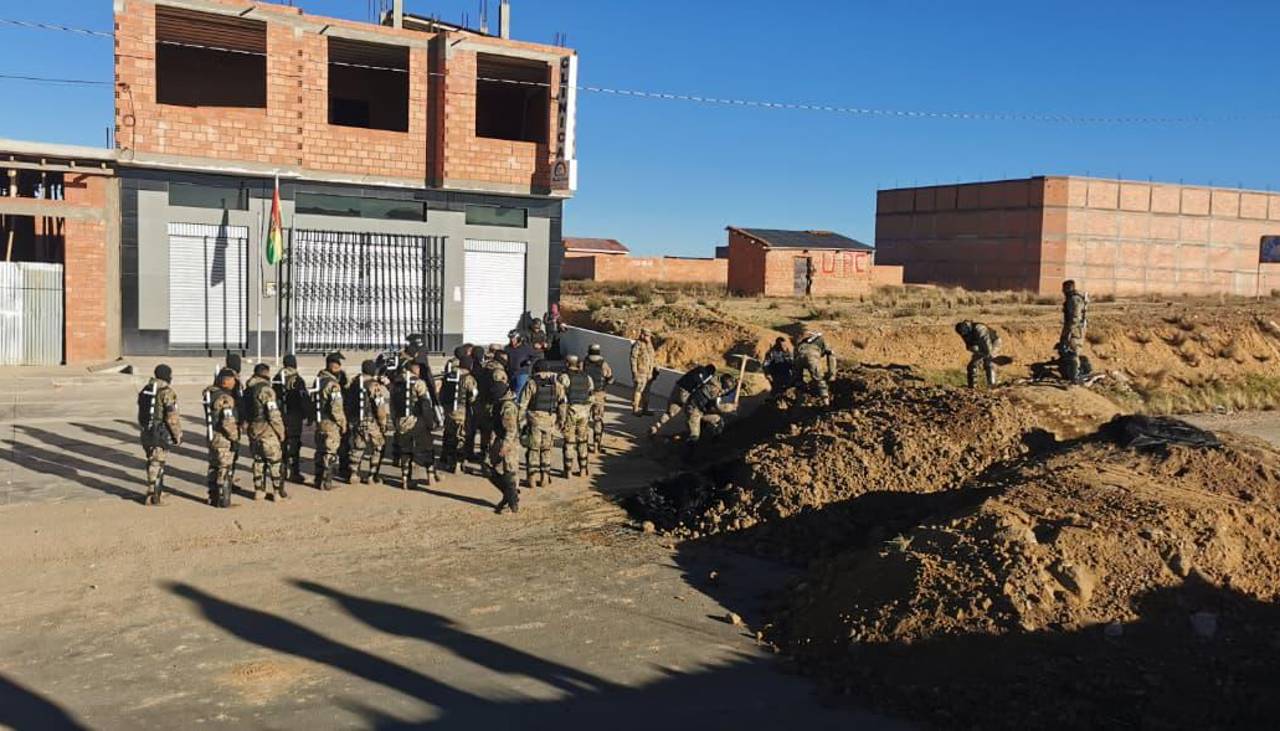 Policía anuncia un corredor humanitario este martes en todos los puntos de bloqueo en La Paz