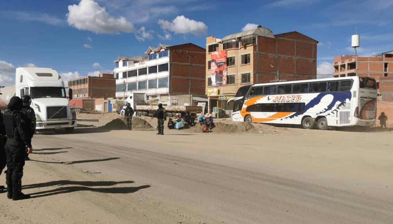 Levantan bloqueo en la carretera La Paz–Oruro tras varias horas de protesta contra el trameaje