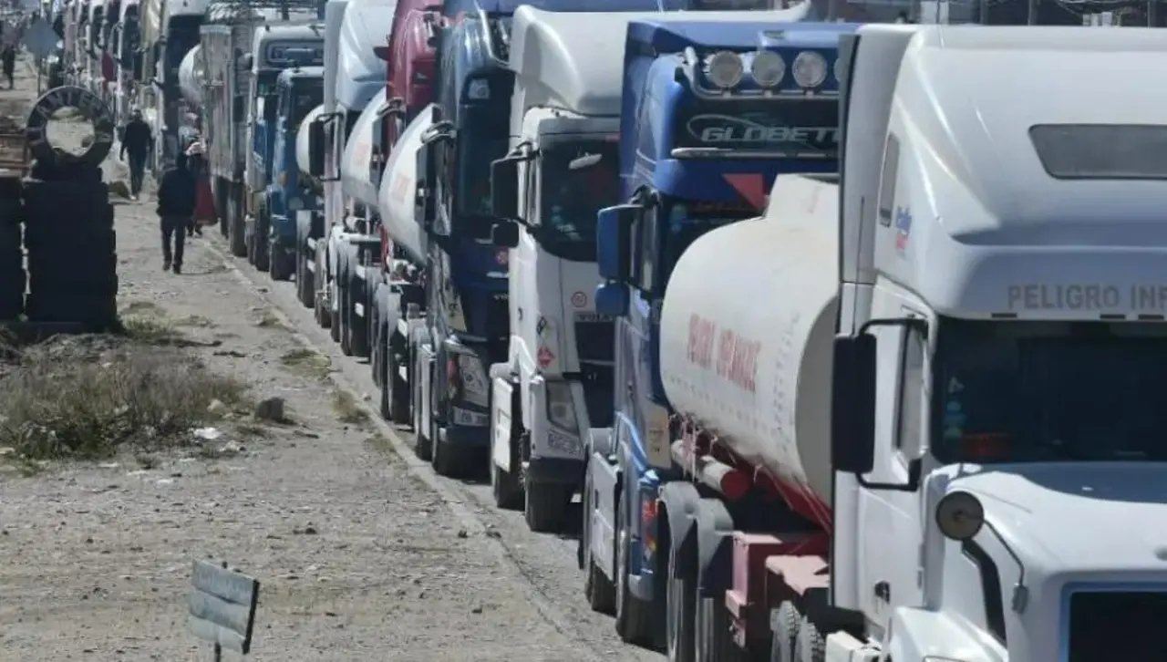Transporte pesado advierte con bloqueos y denuncia presunto “monopolio” en la importación de combustibles