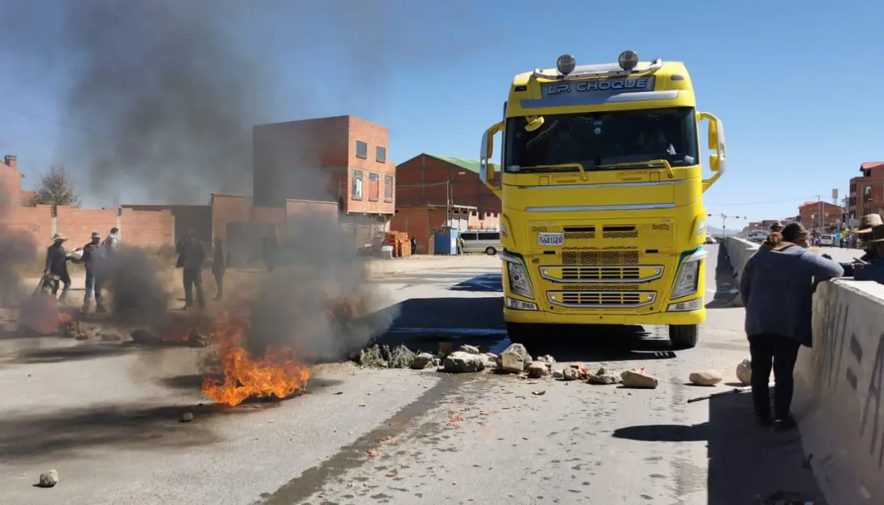 Reportan al menos tres puntos de bloqueo en la ruta La Paz-Copacabana