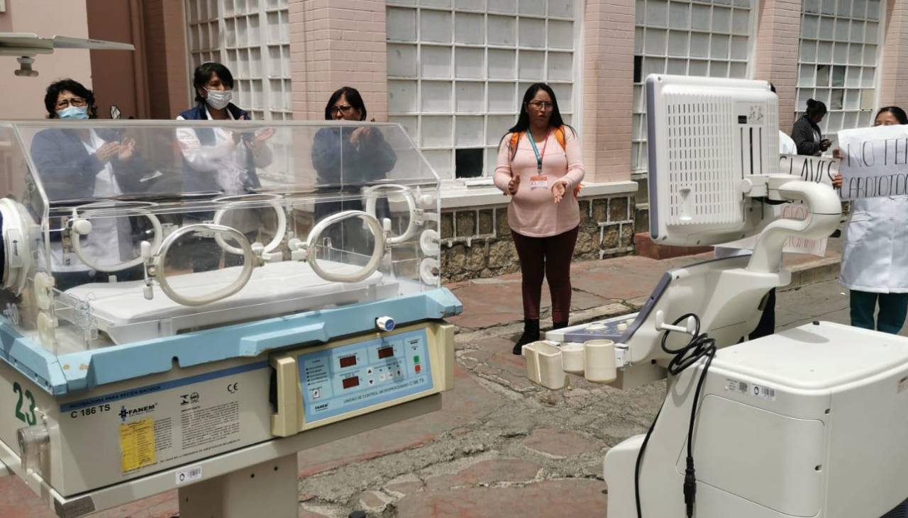 La Paz: Trabajadores del Hospital de la Mujer paran y bloquean avenida con equipos calificados de “obsoletos”