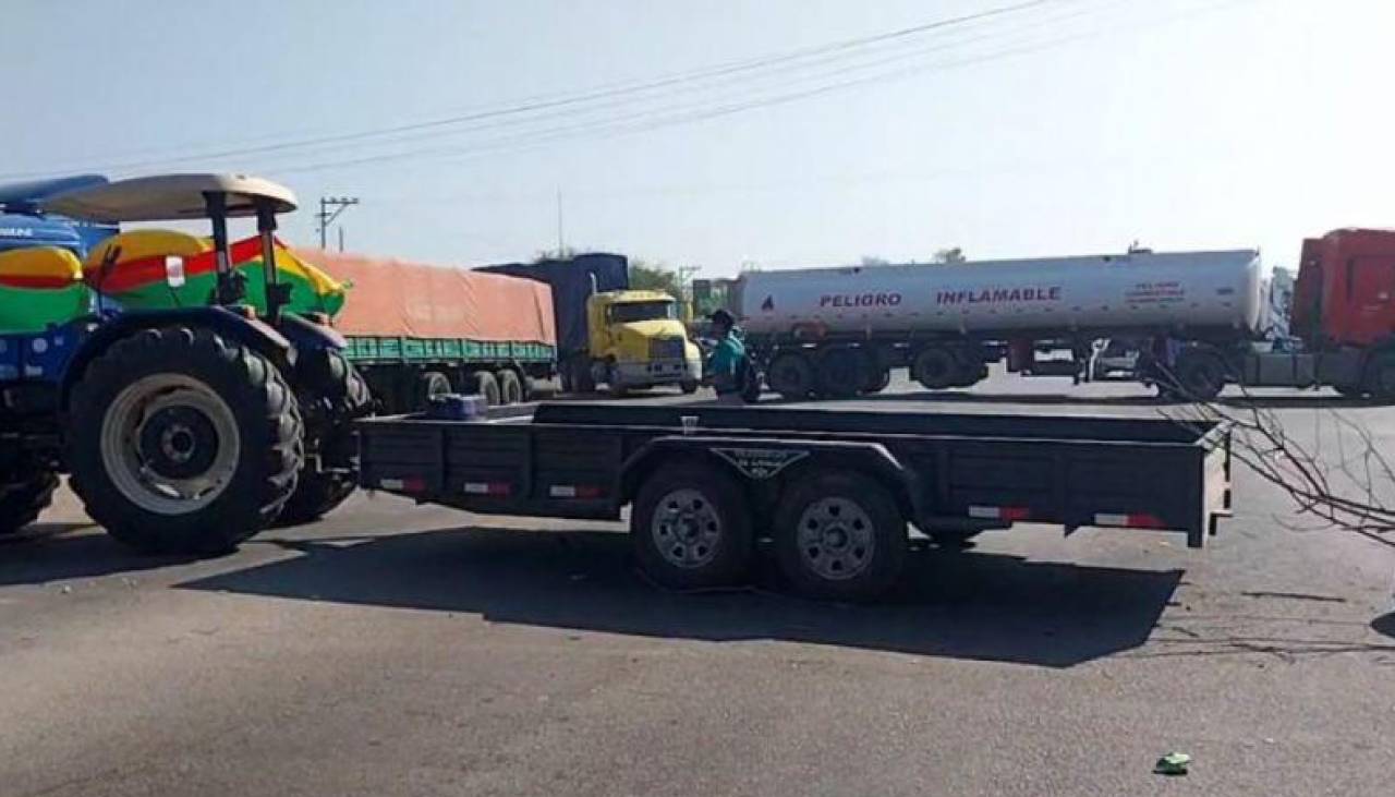 Campesinos bloquean carretera internacional a Argentina en protesta por falta de diésel 