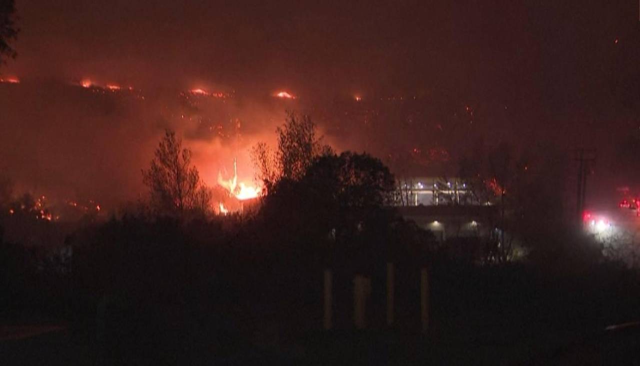 Un incendio avanza rápidamente en la exclusiva Malibú, cerca de Los Angeles