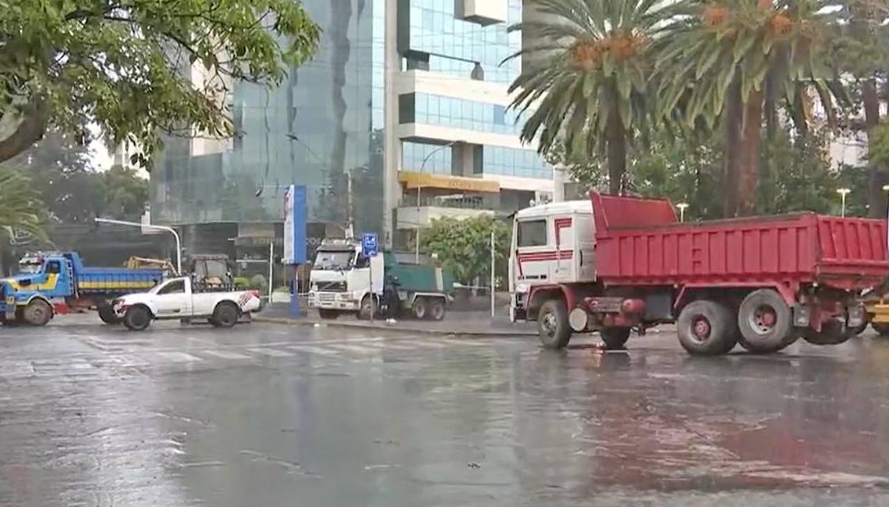 Empresas constructoras de Cochabamba bloquean las calles exigiendo pagos que les adeuda el municipio desde 2022