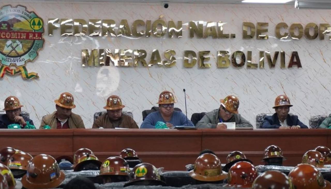 Cooperativistas mineros exigen abrogación del decreto del diésel, renuncia de dos ministros y se declaran en movilización