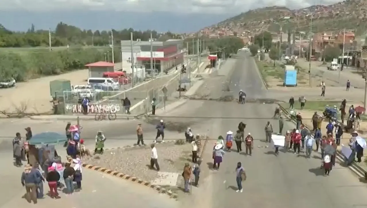 Vecinos bloquean la avenida Petrolera en Cochabamba y exigen abrogar el decreto 5503