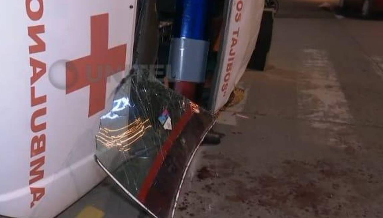 Una ambulancia con una embarazada vuelca tras choque con una camioneta