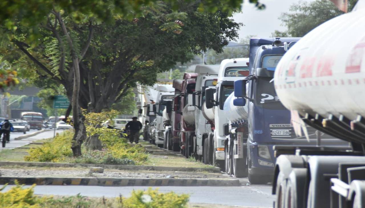 Filas por gasolina estarán “resueltas en dos o tres días”, dice presidente de YPFB