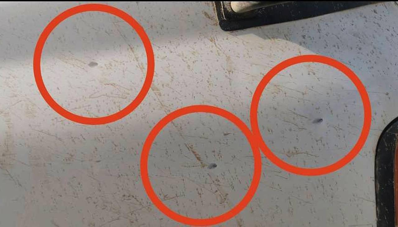Un vehículo fue baleado en una zona minera, en medio de disputas por yacimientos de oro
