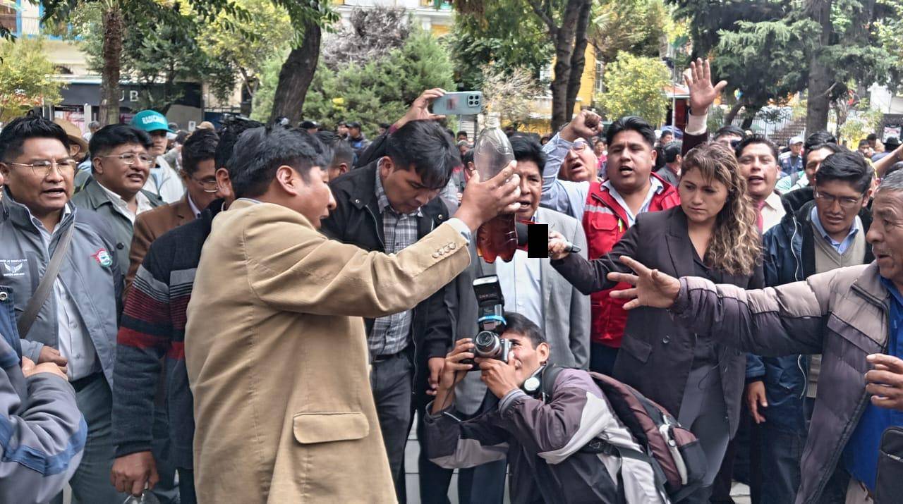 Dirigencia de los choferes abandona diálogo por la gasolina tras denunciar “ausencia” del ministro Medinaceli e “intromisión” de Lara
