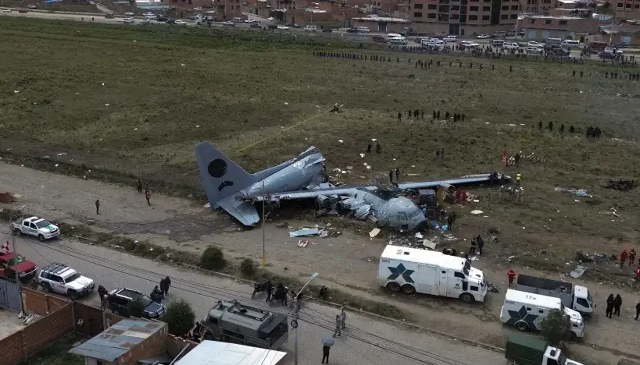 Niño que perdió sus piernas en el accidente aéreo de El Alto recibe beca de estudios de por vida y una vivienda