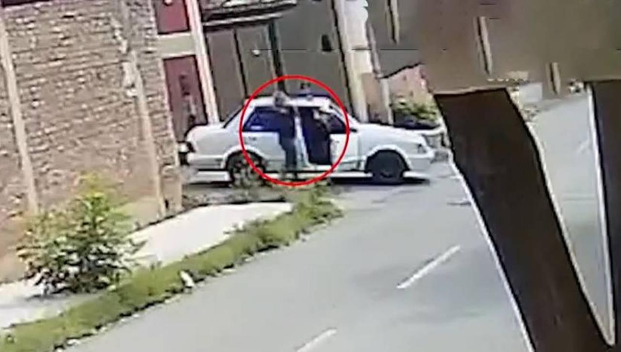 Video: Por robarle su celular, niña es arrastrada por un vehículo en el que iban ladrones