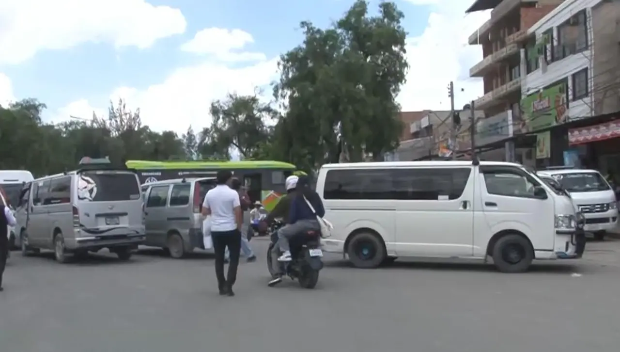 Transportistas bloquean accesos a Colcapirhua y exigen que les aprueben el permiso para sus paradas