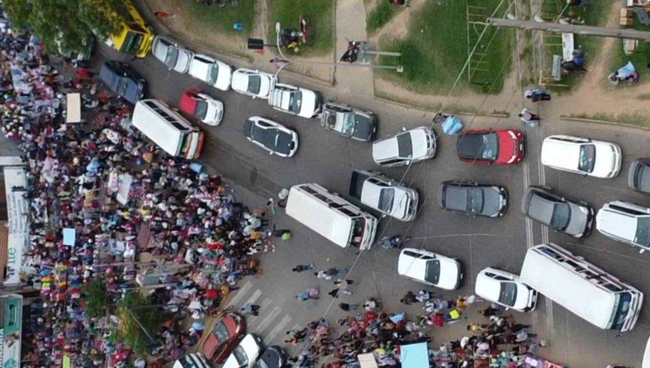 ‘Mañaneros’ toman todo el día la avenida Cumavi y se agrava el caos vehicular en la zona de la Feria Barrio Lindo