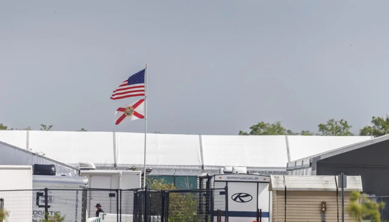 EEUU deportó cerca de 500 migrantes en vuelos desde ‘Alligator Alcatraz’ en Florida