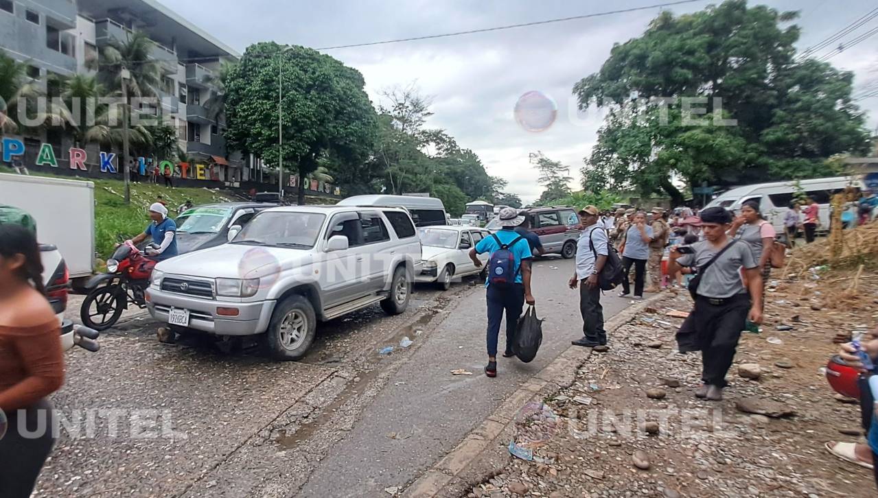 Pobladores levantan bloqueo en la ruta nueva Cochabamba - Santa Cruz
