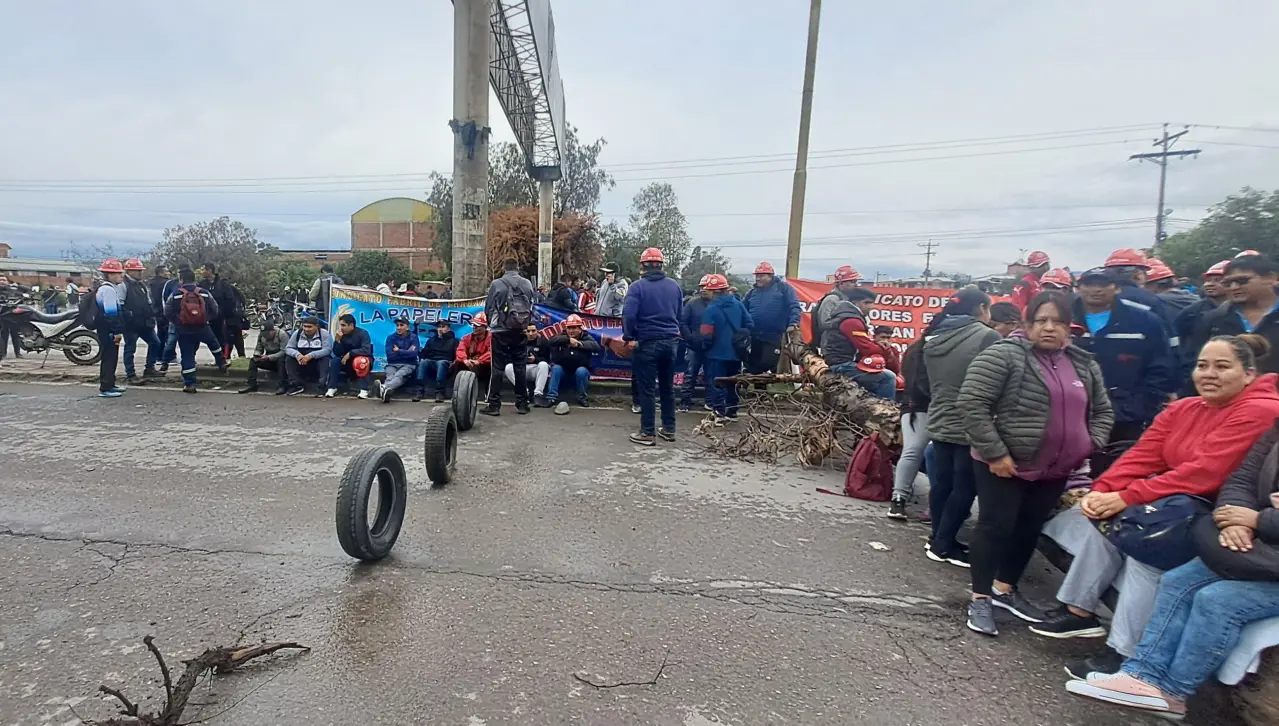 Fabriles de Cochabamba bloquean la carretera a Oruro y La Paz en rechazo al decreto 5503