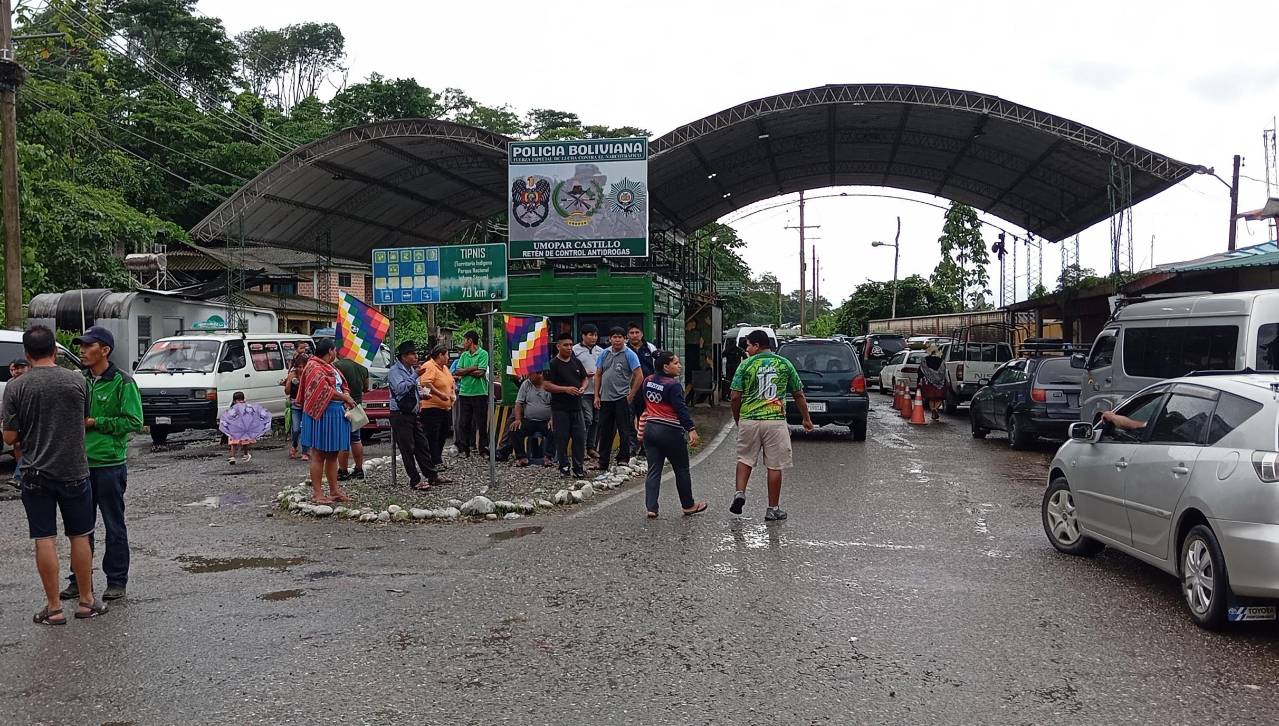 Cocaleros del trópico de Cochabamba cumplen un paro movilizado en rechazo al decreto 5503