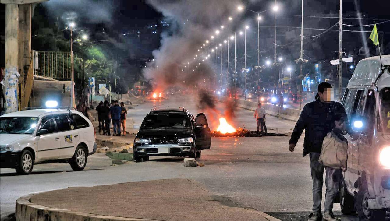 Un carril de la avenida Petrolera fue bloqueado por movilizados que prendieron una fogata sobre el asfalto